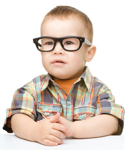 一个可爱的小男孩，戴着眼镜的肖像