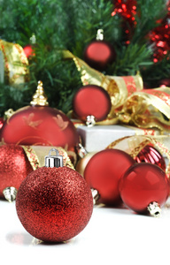 下一棵圣诞树，红色和金色圣诞装饰品