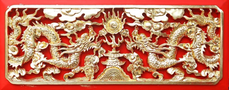 金 dragonChinese Long 红色背景的木雕