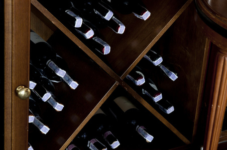 在木衣架上堆积葡萄酒瓶