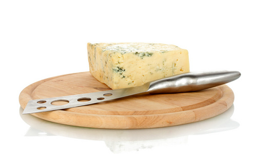奶酪与模具和孤立在白色背景上的切菜板上的刀