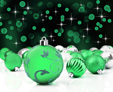 与星光背景的绿色圣诞装饰品。