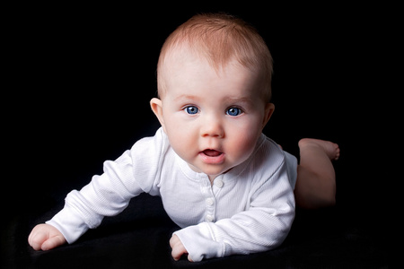 婴儿肖像黑色低关键背景