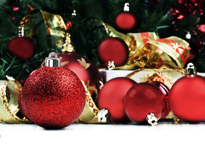 下一棵圣诞树，红色和金色圣诞装饰品