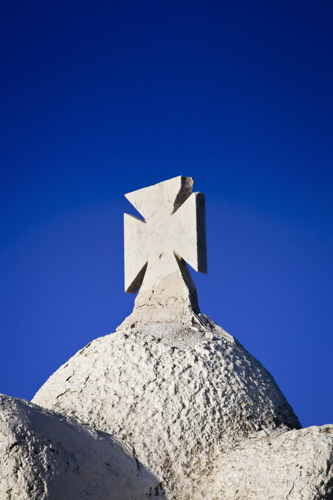 在当年的意甲冠军希腊的白色ortodox基督教教堂的十字架