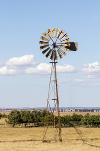 老水抽水风车照片