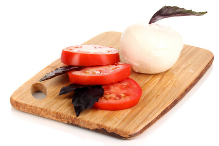 美味的奶酪配蕃茄在菜板上白色隔离