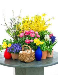 多彩春天的花朵和复活节蛋装饰