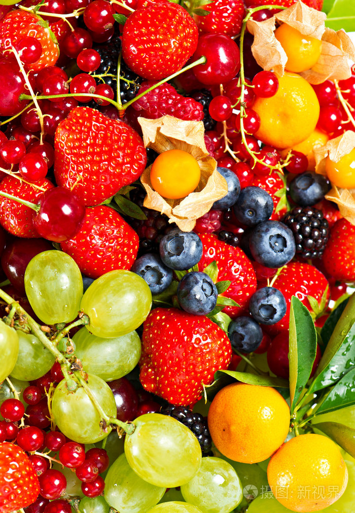 新鲜浆果和水果的混合