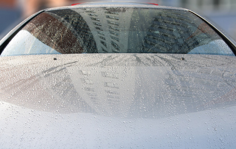 在汽车的表面上的雨滴