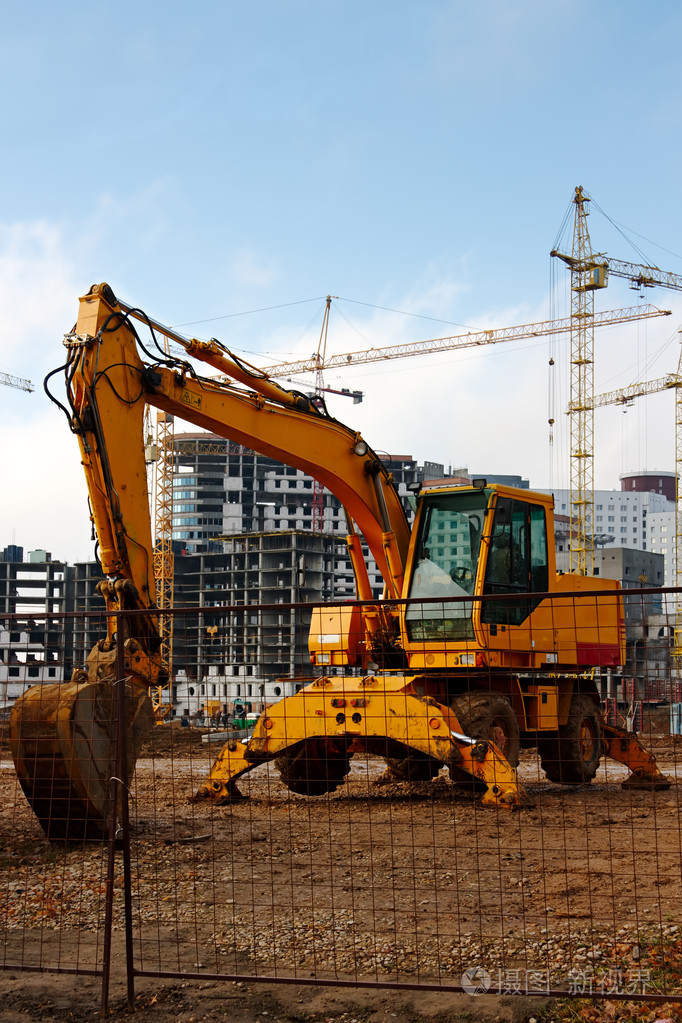 某建筑工地挖掘机