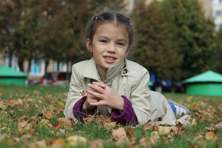秋天的公园里的小女孩