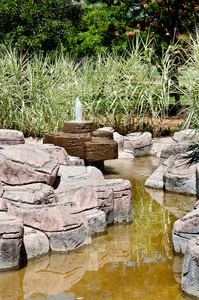 美化石喷泉和池塘