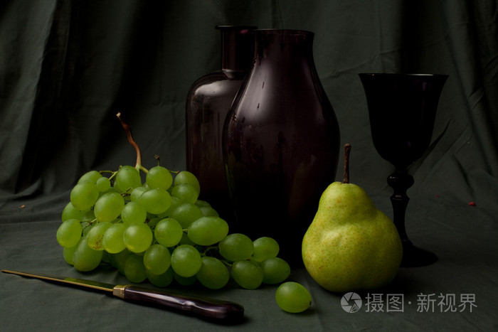 葡萄和葡萄复古桌布上