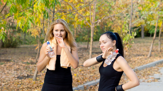 女运动员享受一杯水