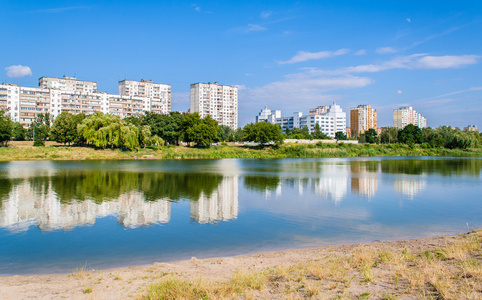 在湖的住宅楼宇。基辅乌克兰