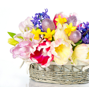 新鲜春季郁金香与复活节蛋装饰