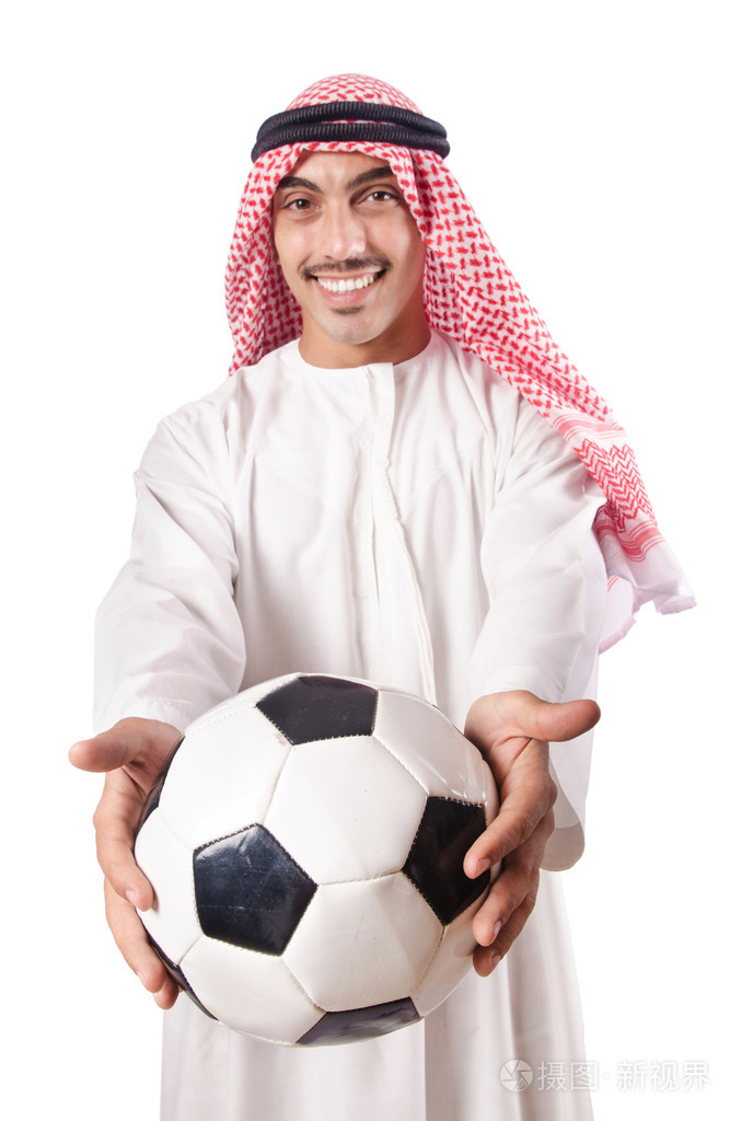 足球在白色的阿拉伯男人