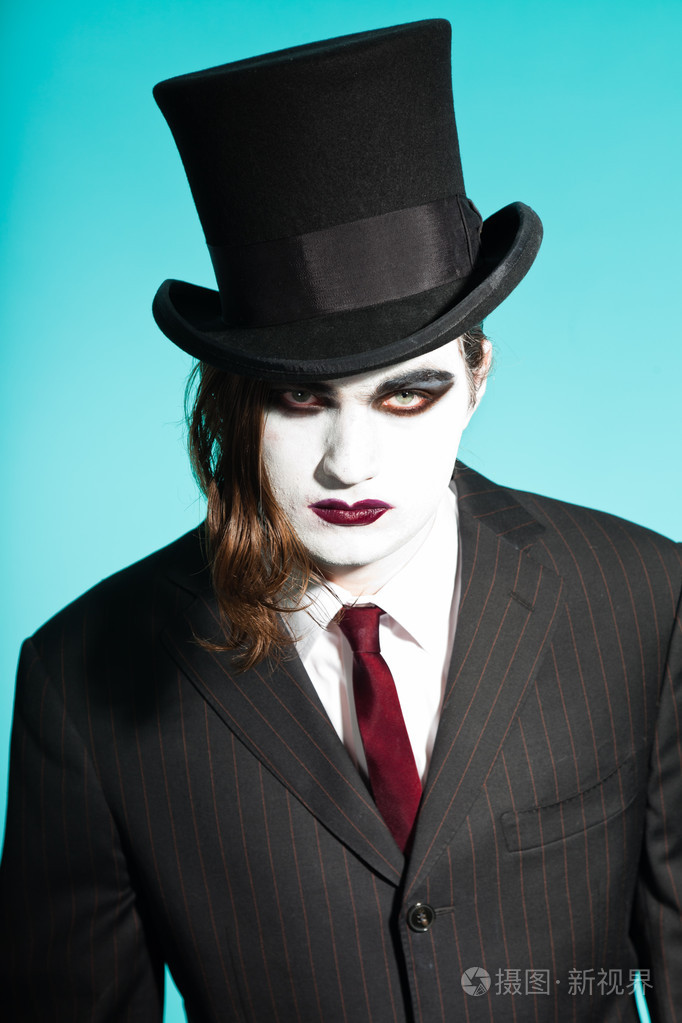 哥特式吸血鬼寻找商务男人身穿暗红色领带和黑色条纹的西装另一种可怕