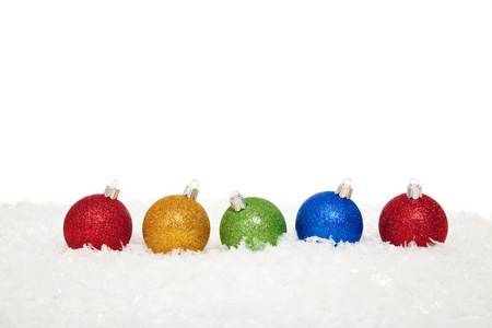 什锦彩色的圣诞饰品在雪中