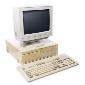 旧计算机键盘 cpu 和显示器在白色隔离