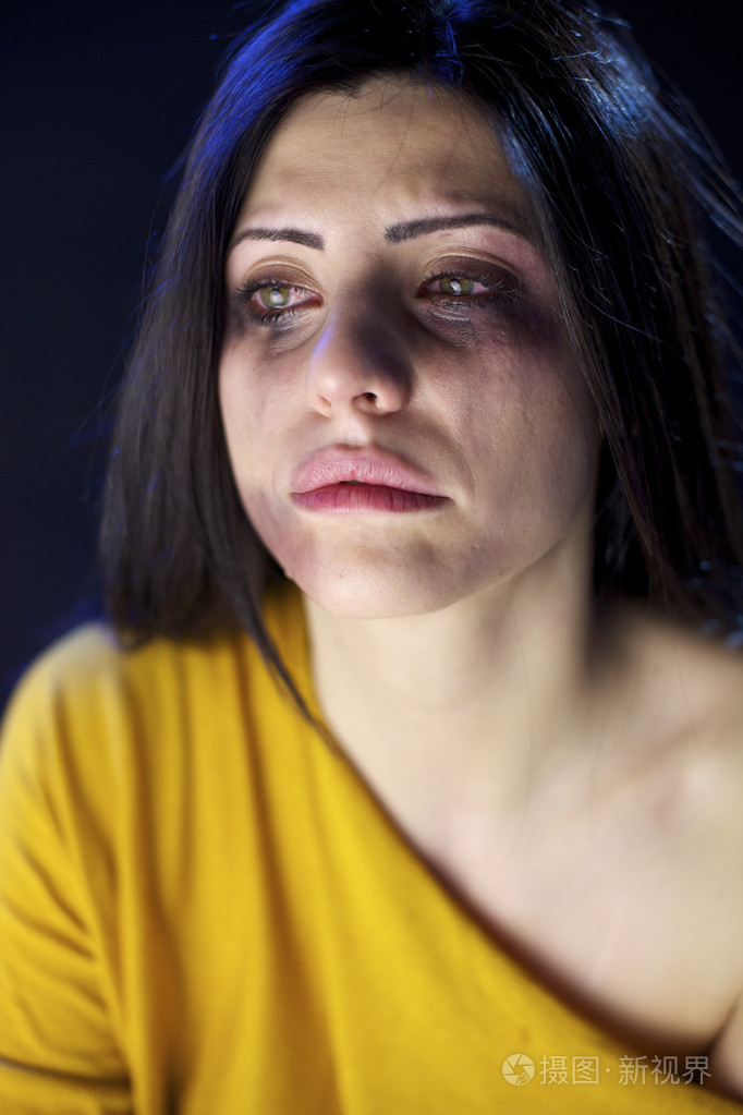 殴打的女人在哭绝望