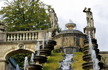 美丽的喷泉在 Parc de 部分圣云