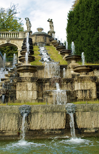 美丽的喷泉在 Parc de 部分圣云