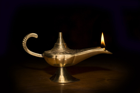 古代铜灯系列铜灯和角老式手工制作的灯具,木箱和无