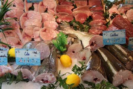 新鲜的鱼在鱼市场