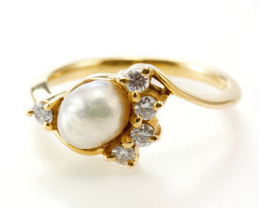 圆环与珍珠和钻石上白色隔离