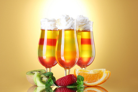 眼镜和水果在黄色背景上的水果软糖
