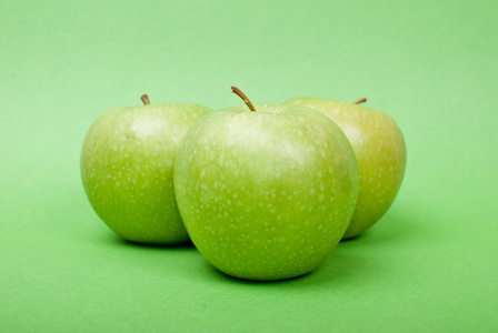成熟的绿色苹果绿色背景