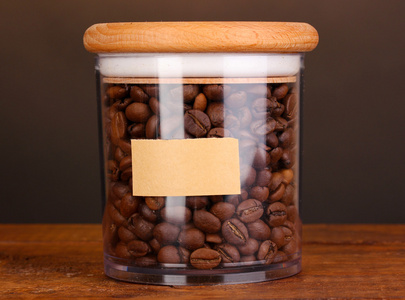 咖啡豆的 jar 上棕色背景表格