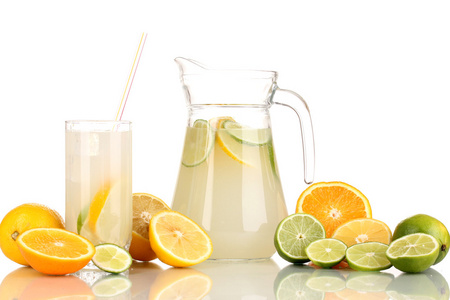 柑橘柠檬汁在投手和柑桔周围孤立上白玻璃