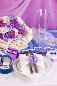 在紫颜色白色和紫色面料 b 上服务神话般的婚礼表