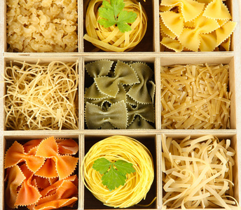九种类型的面食中孤立在白色的木盒子节特写