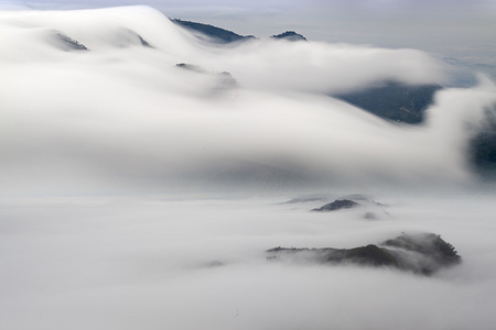 雾和云山山谷风景