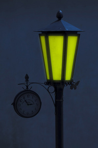 街道灯柱和时钟