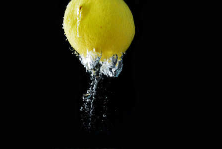 柠檬掉进了水