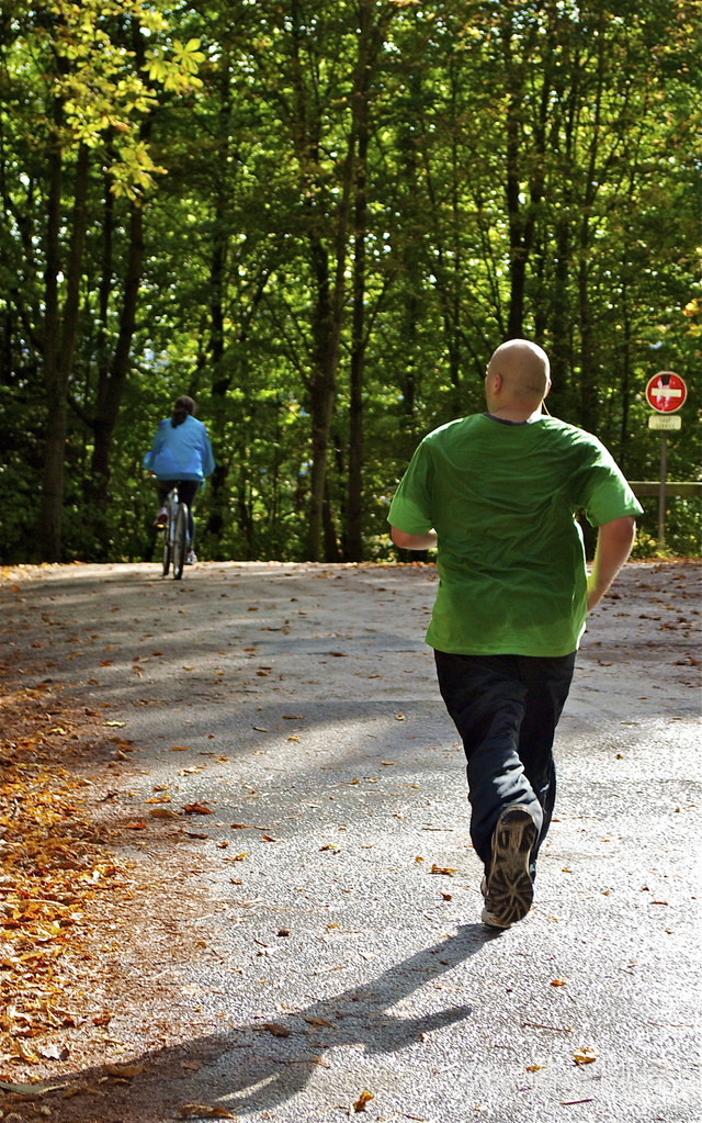 男人做在一个公园慢跑