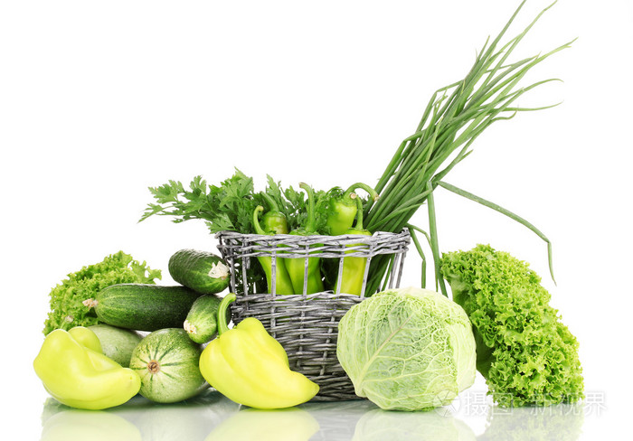 在白色上孤立的篮子里的新鲜绿色蔬菜