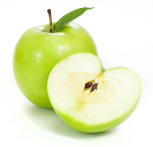 青苹果和孤立在白色背景上的苹果的一半