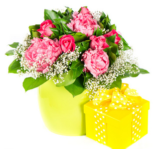 七彩花朵花束与礼品盒