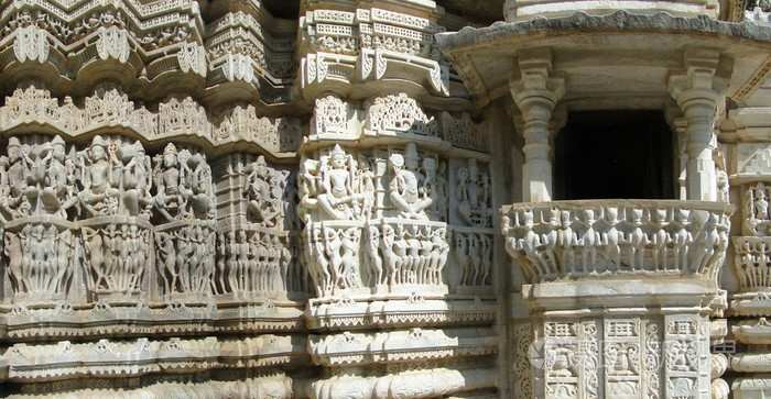 太阳神首陀罗的神圣战车两匹马