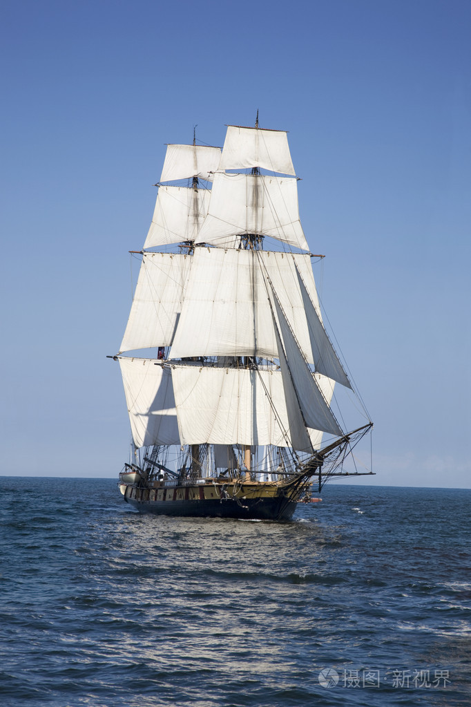 高大船航行在蓝色的海水