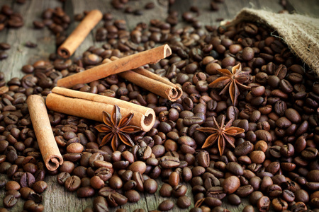 咖啡豆桂皮和八角茴香复古静物