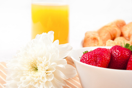 与莓果 桔子汁和牛角面包早餐