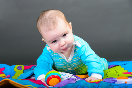 一个美丽的婴儿三个月大的特写肖像