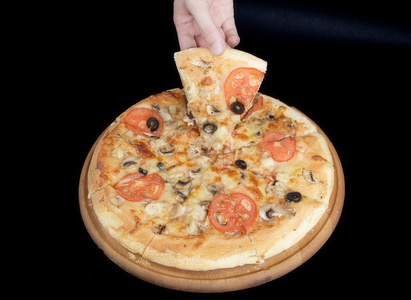 披萨和手里的披萨